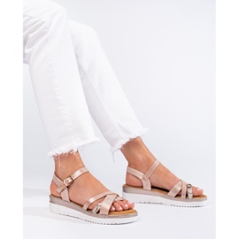 Cómodas sandalias con cuña baja Shelovet beige y dorado 3