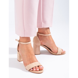 Sandalias clásicas de mujer en un poste Shelovet beige. 3