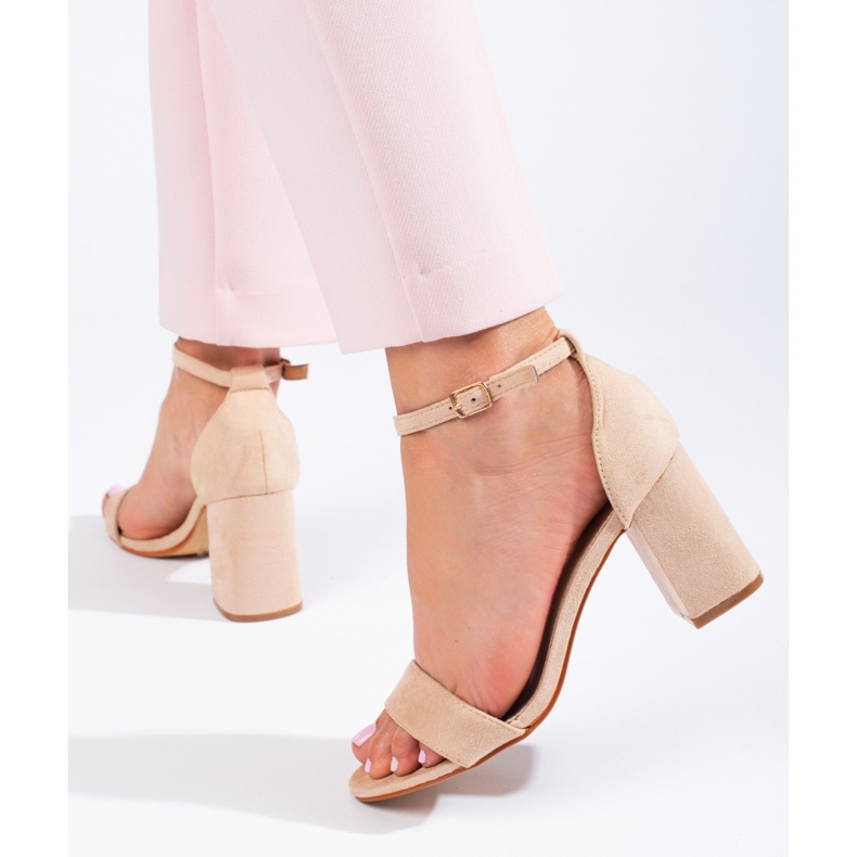 Sandalias clásicas de mujer en un poste Shelovet beige. 1