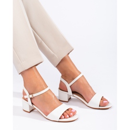 Sandalias blancas de mujer en el puesto de Shelovet. blanco 2
