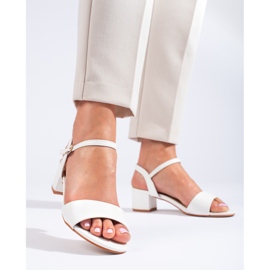 Sandalias blancas de mujer en el puesto de Shelovet. blanco 3