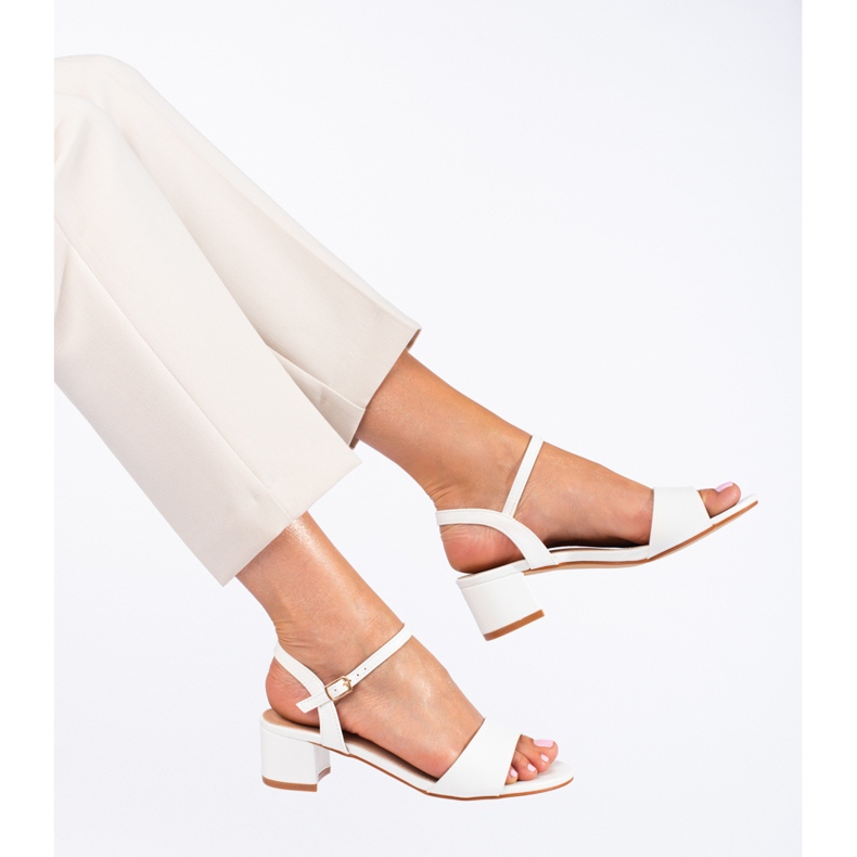 Sandalias blancas de mujer en el puesto de Shelovet. blanco 1