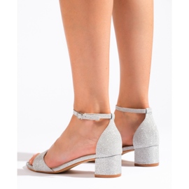 Elegantes sandalias plateadas de tacón bajo con purpurina de Shelovet plata 3