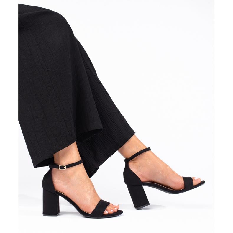 Sandalias clásicas de mujer en un poste Shelovet beige. negro 1