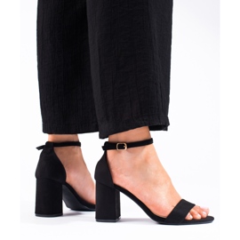 Sandalias clásicas de mujer en un poste Shelovet beige. negro 3