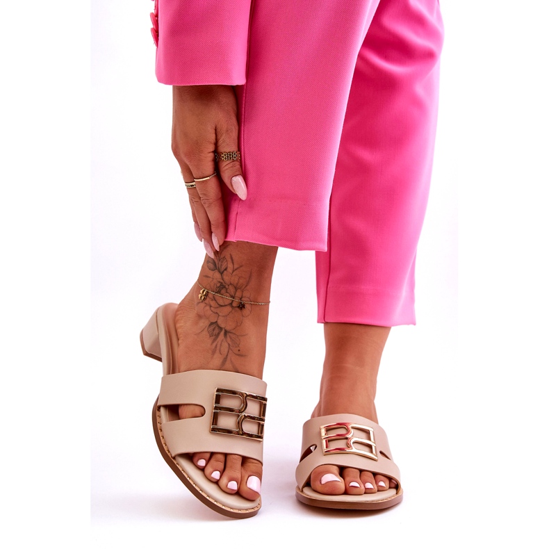 Elegantes chanclas beige con decoración dorada para mujer. 5