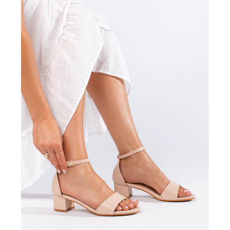 Sandalias de mujer elegantes clásicas en un tacón bajo Shelovet beige. 1