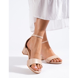 Sandalias de mujer elegantes clásicas en un tacón bajo Shelovet beige. 3