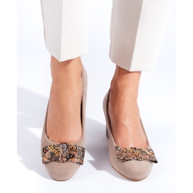 Zapatos de salón en ante beige con lazo de Shelovet 2