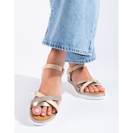 Sandalias cuña baja Shelovet beige y dorado 3