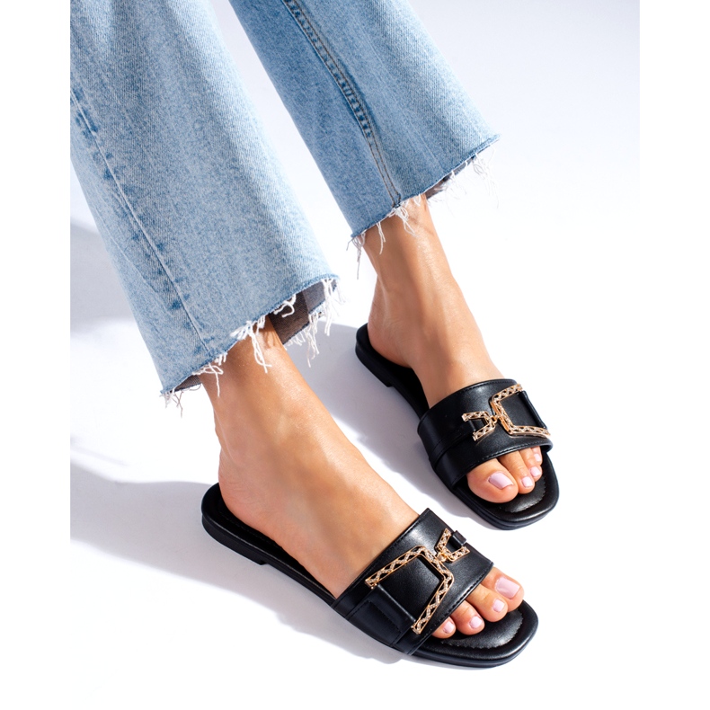 Chanclas de mujer negras con hebilla dorada de Shelovet negro 1