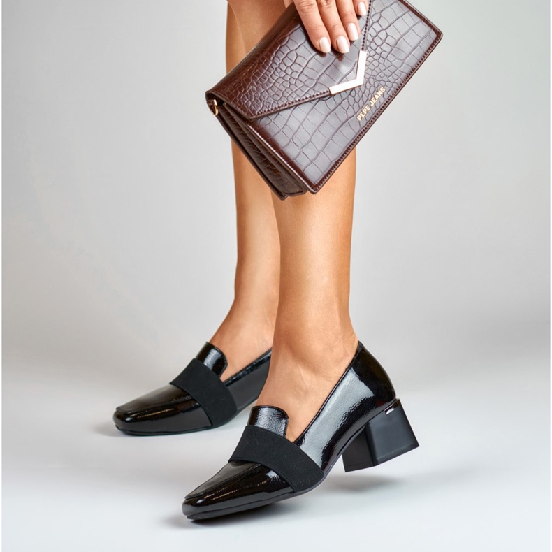 La.Fi Salones de charol con tacones bajos negro 1