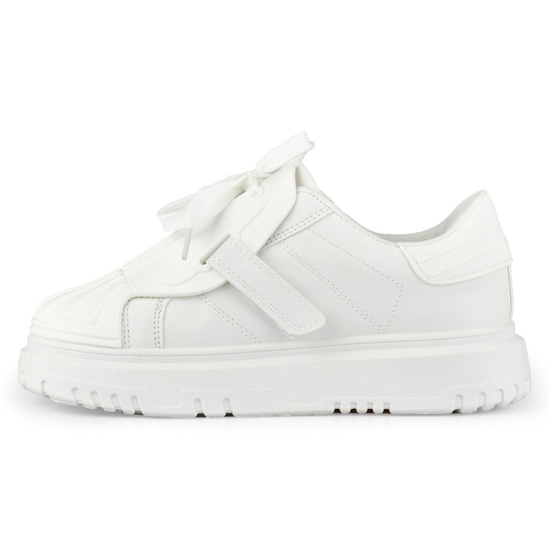 Zapatos deportivos de mujer blancos de moda. 2 Zapatos deportivos de mujer blancos de moda. 2