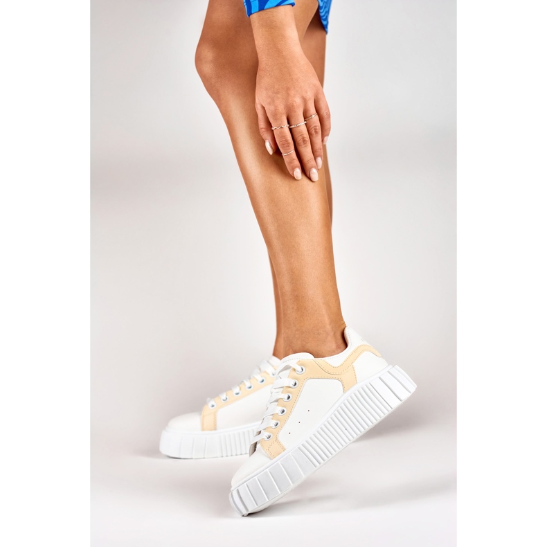 Deportivas blancas de mujer con suela gruesa. blanco 2