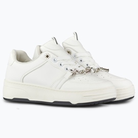 Deportivas blancas con cadena blanco 2 Deportivas blancas con cadena blanco 2