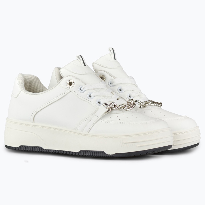 Deportivas blancas con cadena blanco 2 Deportivas blancas con cadena blanco 2