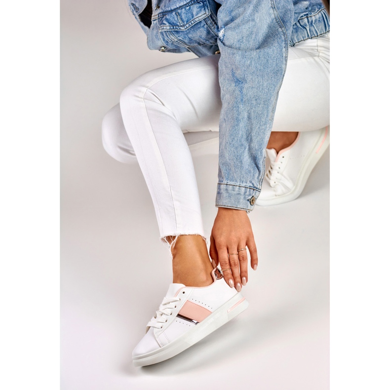 Zapatos deportivos de mujer brillantes. blanco 1