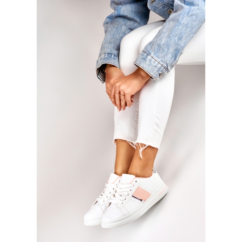 Zapatos deportivos de mujer brillantes. blanco 2