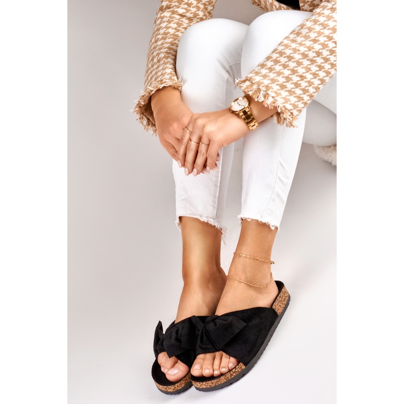 Clásicas zapatillas negras con lazo negro 2