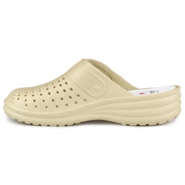 Chanclas de mujer cómodas con los dedos cerrados beige 2