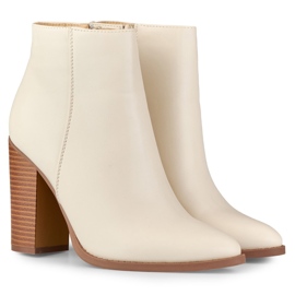 Botas beige primavera en el post. 7