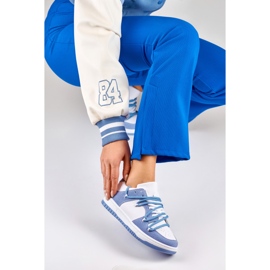 Deportivas de mujer blancas y azules. 1
