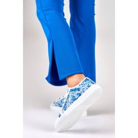 Deportivas blancas y azules de mujer 3