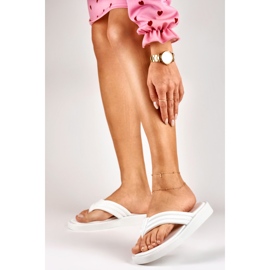 Chanclas de mujer en la plataforma blanca. blanco 5