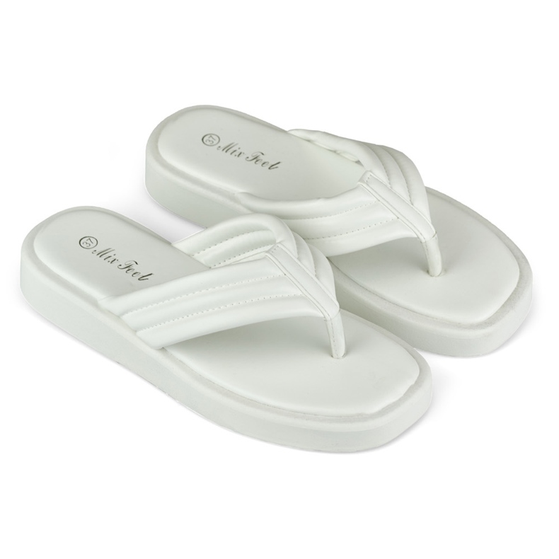 Chanclas de mujer en la plataforma blanca. blanco 1