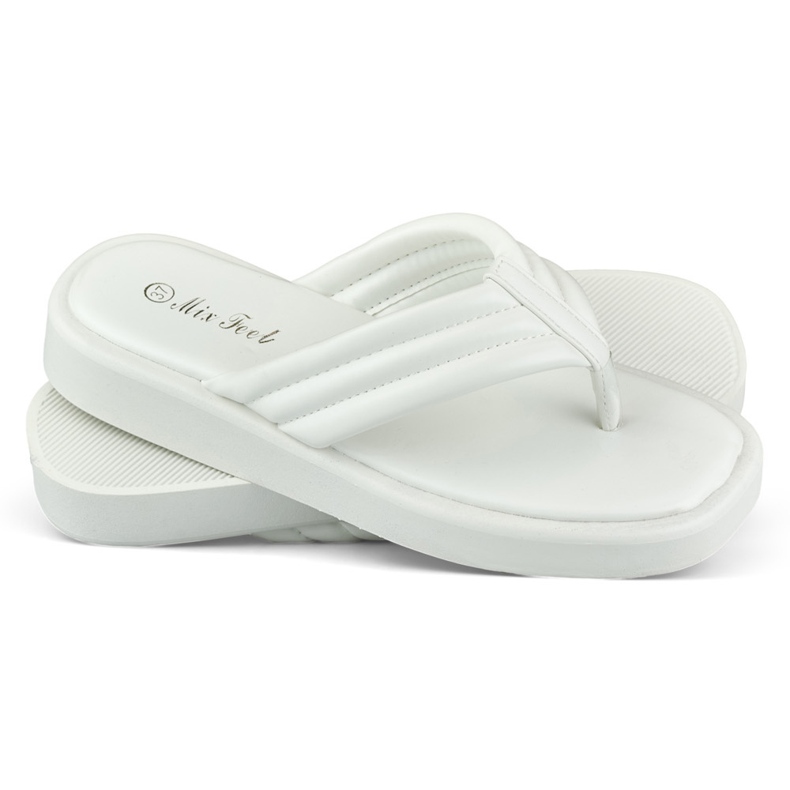 Chanclas de mujer en la plataforma blanca. blanco 2