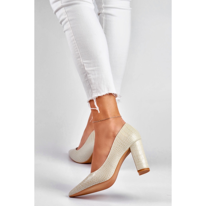 Bombas brillantes en un poste de cuero ecológico. gris 1 Bombas brillantes en un poste de cuero ecológico. gris 1