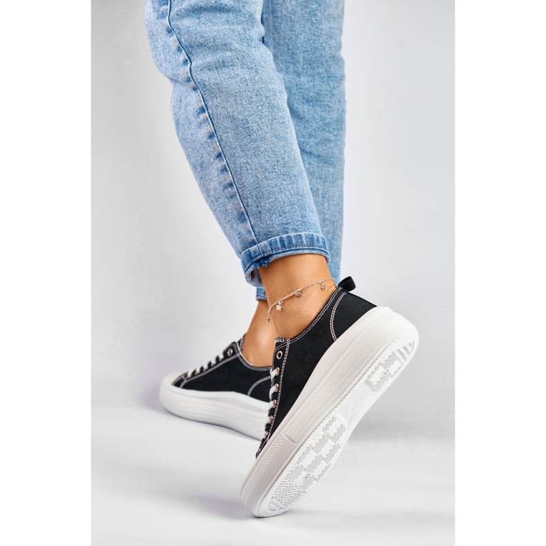 Zapatillas negras en una plataforma baja. negro 2