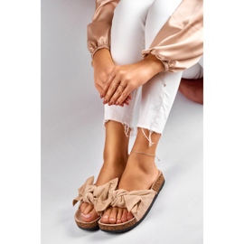 Clásicas zapatillas de casa de mujer ante beige con lazo 4