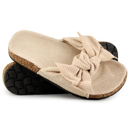 Clásicas zapatillas de casa de mujer ante beige con lazo 1