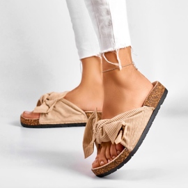 Clásicas zapatillas de casa de mujer ante beige con lazo 5