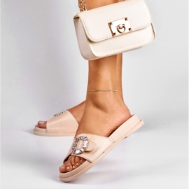 Babucha mujer beige con hebilla decorativa 7