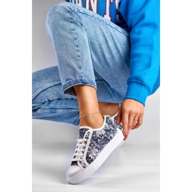 Deportivas de mujer en blanco y negro 1