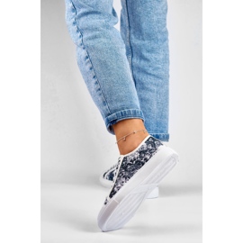 Deportivas de mujer en blanco y negro 2