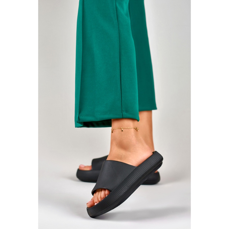 Cómodas zapatillas de casa de mujer negras hechas de espuma. negro 2