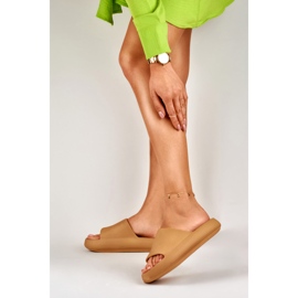 Cómodas zapatillas de casa de mujer beige hechas de espuma. 5