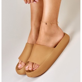 Cómodas zapatillas de casa de mujer beige hechas de espuma. 6