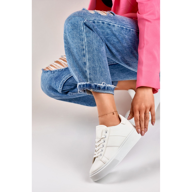 Zapatillas blancas de mujer en la plataforma. blanco 1