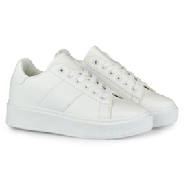 Zapatillas blancas de mujer en la plataforma. blanco 2