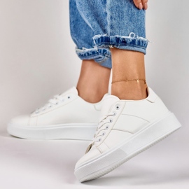 Zapatillas blancas de mujer en la plataforma. blanco 5