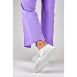 Zapatillas blancas de mujer en la plataforma con una adición plateada. blanco 1