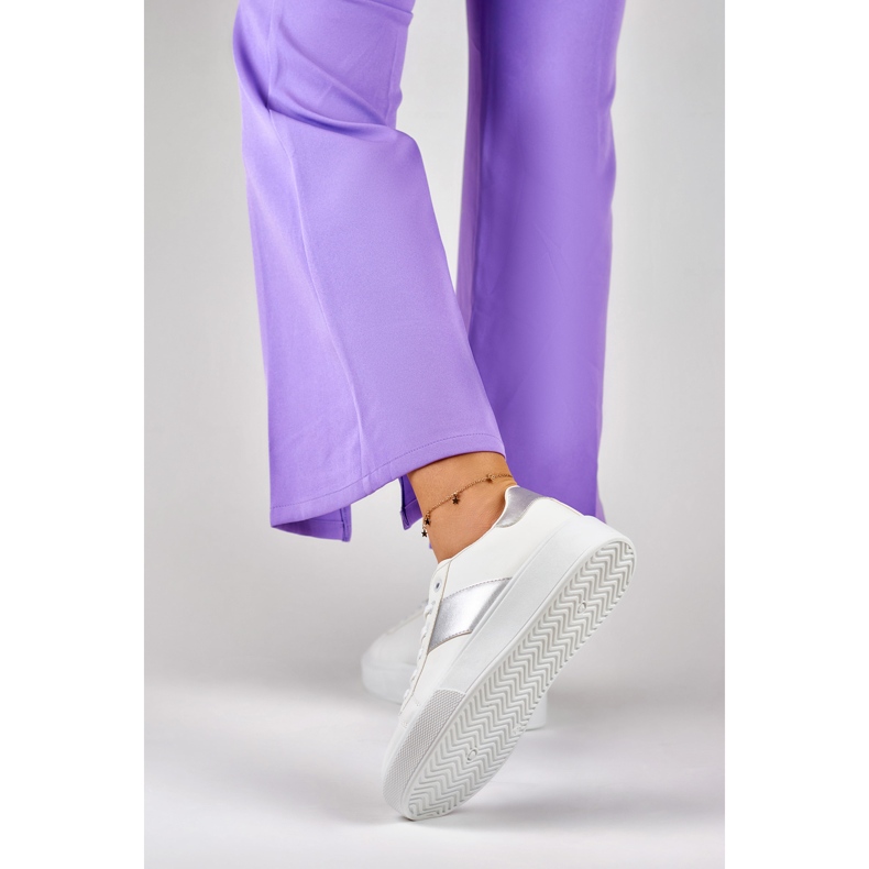 Zapatillas blancas de mujer en la plataforma con una adición plateada. blanco 1 Zapatillas blancas de mujer en la plataforma con una adición plateada. blanco 1