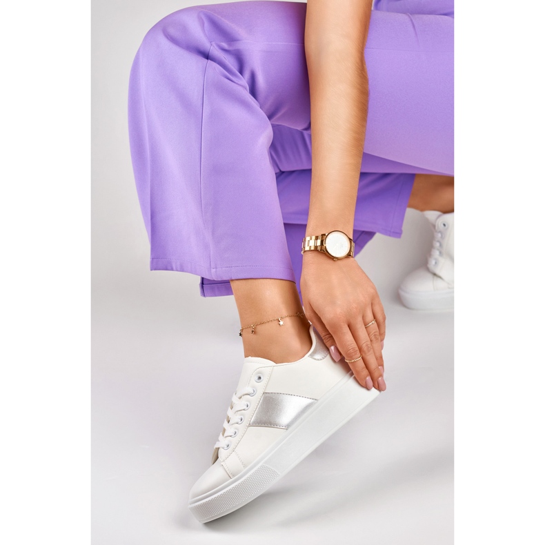 Zapatillas blancas de mujer en la plataforma con una adición plateada. blanco 2 Zapatillas blancas de mujer en la plataforma con una adición plateada. blanco 2