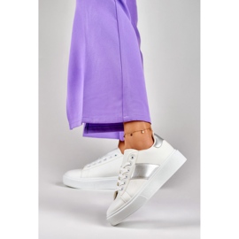 Zapatillas blancas de mujer en la plataforma con una adición plateada. blanco 5