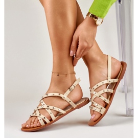 Sandalias de mujer beige con adornos de metal 5