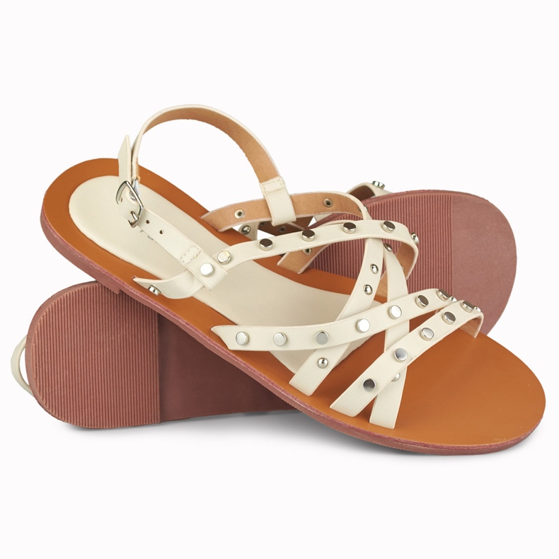 Sandalias de mujer beige con adornos de metal 1